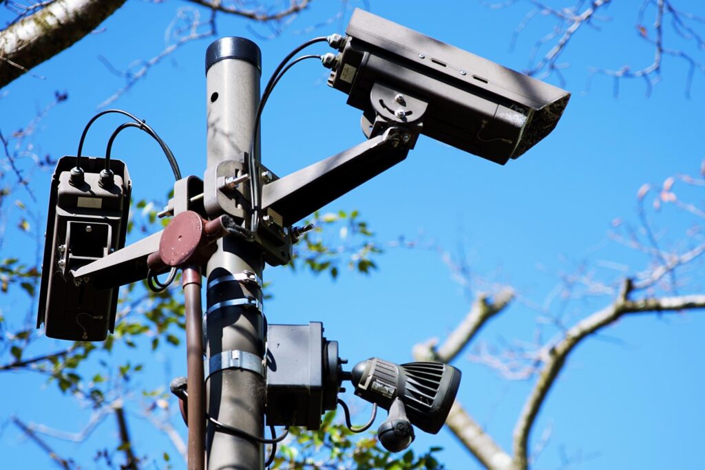 防犯カメラ約３０００件、外部から「映像が丸見え」状態