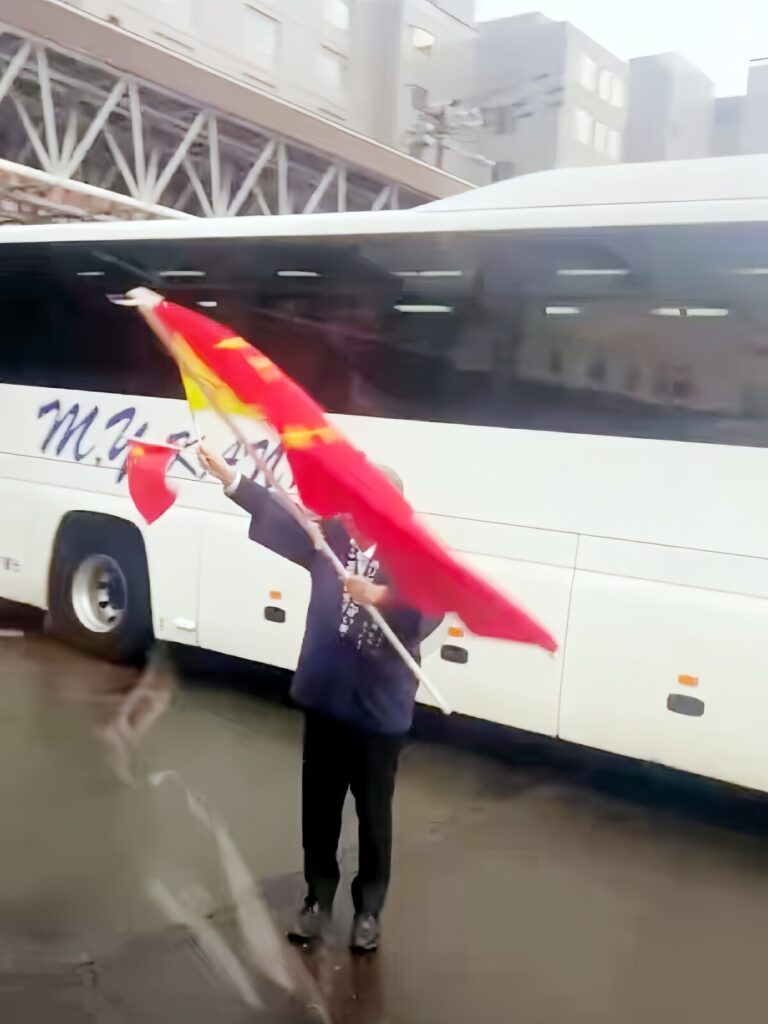 【こういうの日本だけ】 日本のホテル従業員が中共国旗を振って見送り＝ネット「もし中国でやったら…」