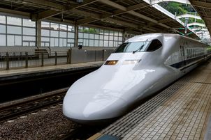 【お子さん膝に乗せれば一人座れますよね】混み合う新幹線自由席で幼児1人に1席を使う親に苦言へ