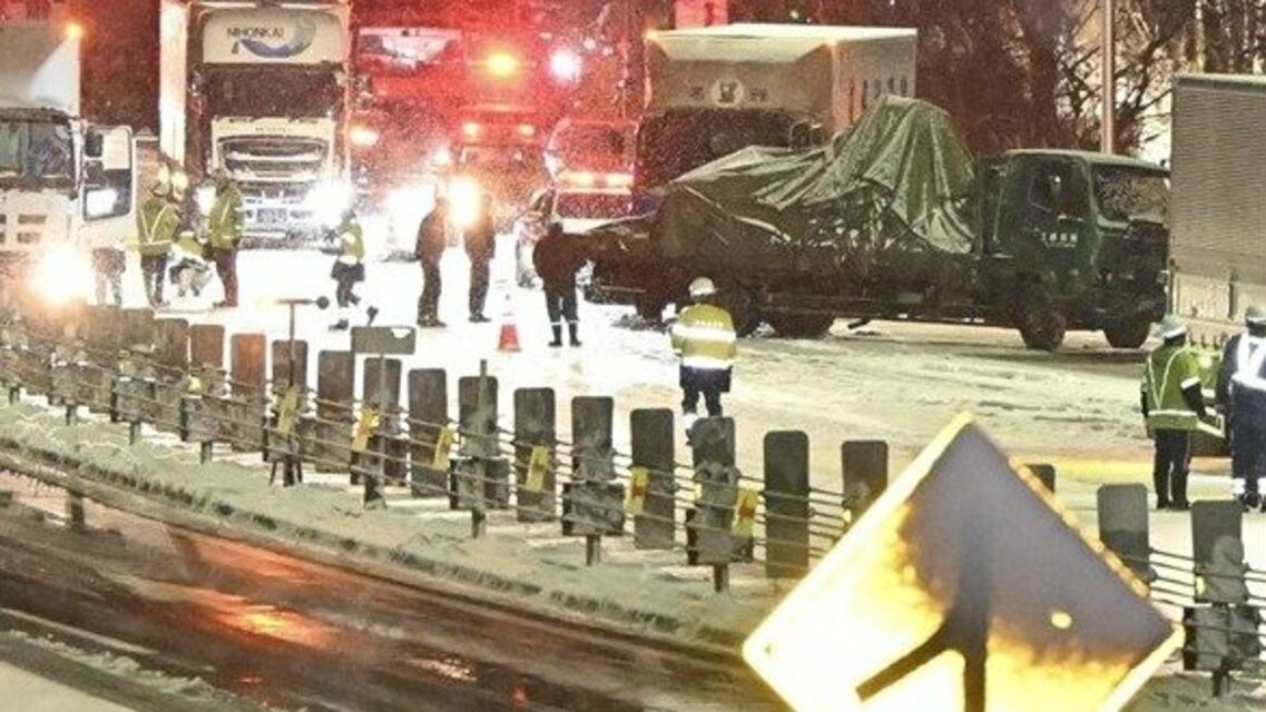 【群馬】「路面凍り止まらなかった」1人死亡26人重軽傷　みなかみ町の関越道で57台絡む事故　依然通行止め