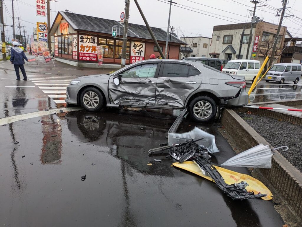 【画像】緊急走行の覆面パトカーが交差点で乗用車と衝突　男性1人がけが　青森
