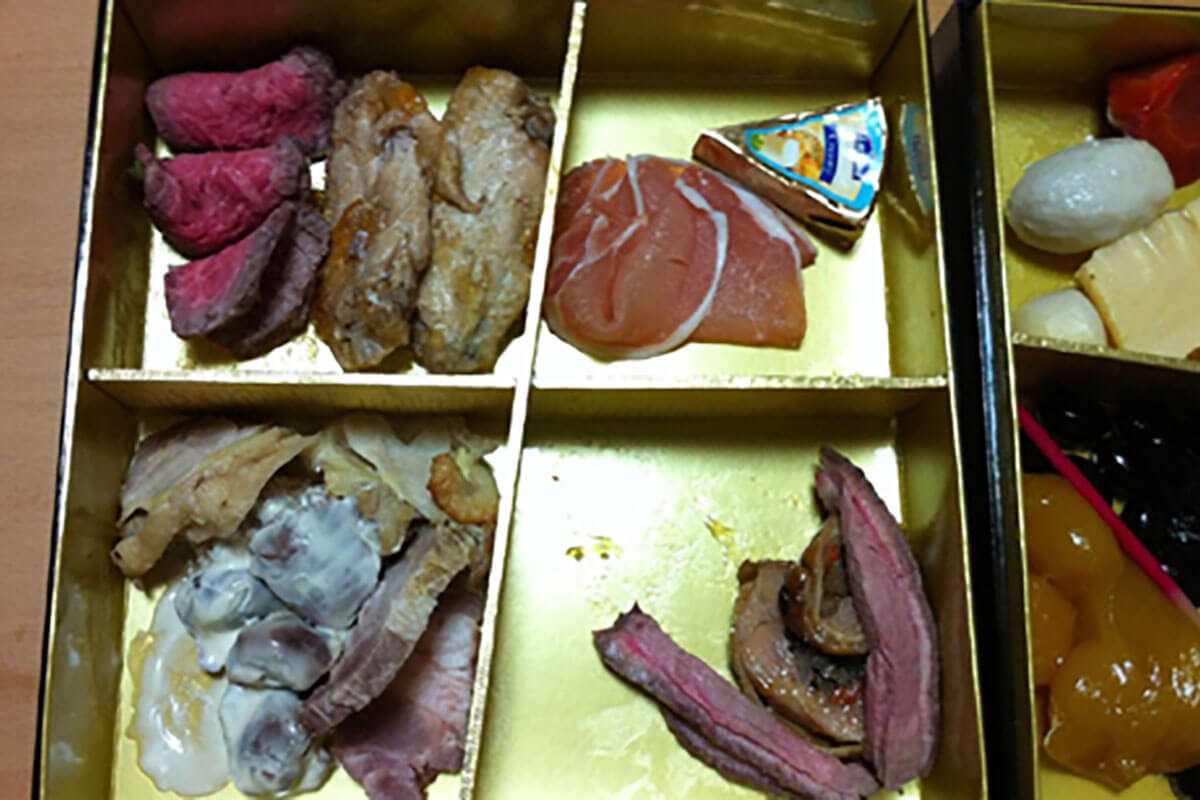 【特集】漂う異臭、重箱の底が見えるほど少量、市販の扇型チーズが1個…正月を別の意味で盛り上げた「スカスカおせち」騒動とは