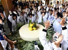 【熱田神宮】「五穀豊穣」願う直径約1.5メートル・450キロの大鏡餅を奉納