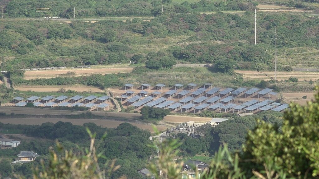 【長崎】島の10分の1を覆う「巨大メガソーラー」 地域再生か環境保全か…人口減少と高齢化が進む中、住民の期待と不安の狭間で揺れる離島