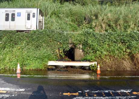 【鹿児島】国道10号に″乾かない水たまり″　もう2カ月、水はどこから？　利用者は心配「山崩れが起きるのでは」――専門家に聞いてみた