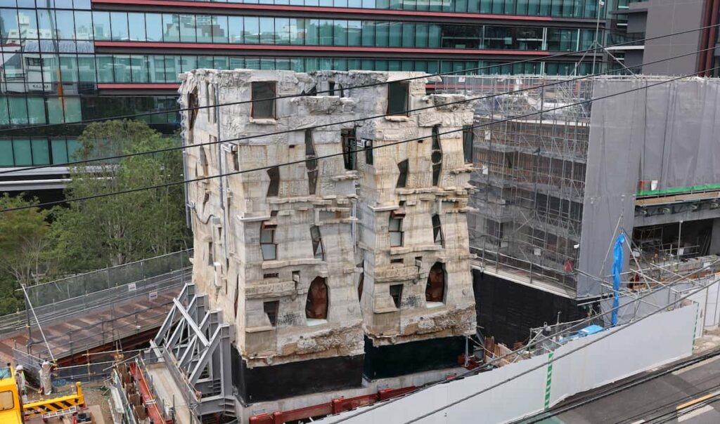 【東京】東京のサグラダ・ファミリア「蟻鱒鳶ル」が約10メートル移動　着工から20年、来年2月に完成へ