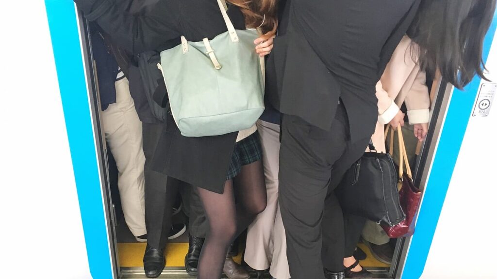 【判決】「性欲のために被害者の人格を無視」同じ女子高生に10ヵ月痴漢し続けた男に拘禁刑４年