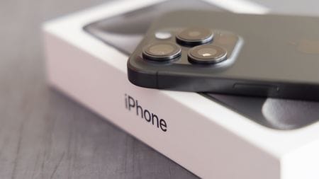 【スマホ】なぜ日本人は「10万円超え」でもiPhoneが大好きなのか…世界で圧倒的シェアを誇るAndroidとの決定的な差