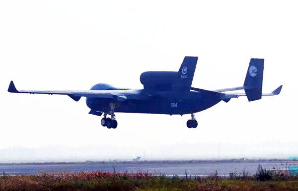 驚愕の性能!? 中国の“ドローン空中空母”が初飛行 100機以上が一斉発進！ 攻撃もAI自ら判断