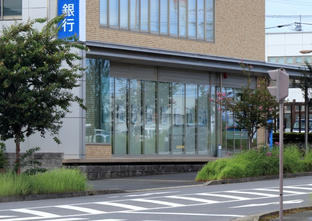 大手銀行　窓口振込手数料1000円へ