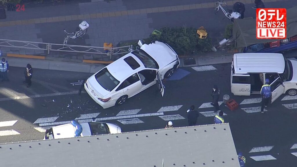 【東京】乗用車が歩行者をはね11人ケガ、うち2人重体　現場に残されたセダンの運転手が衝突後に逃走…ひき逃げ事件として捜査　足立