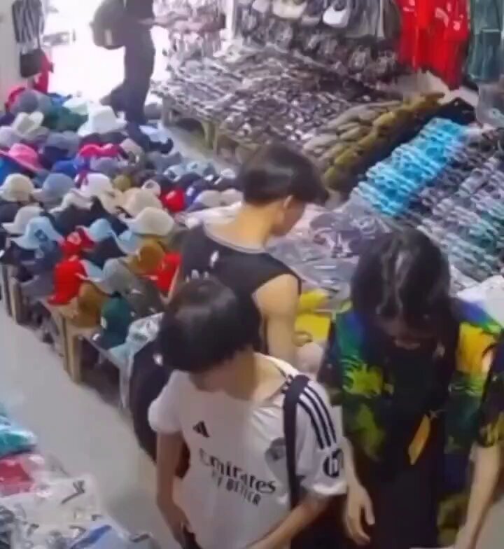 【大炎上】バリ島ウブドの衣料店で、大谷高校の修学旅行らしき人物が11着の服を万引き →→ 日本人全体の恥さらしとして大炎上中