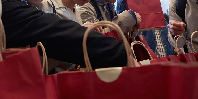 福袋の中身に新年早々ﾓﾔﾓﾔ…「アウター入りのはずが夏物だけ」「13～17点なのに5点しか…」法的に返品・返金を求められるｹｰｽとは