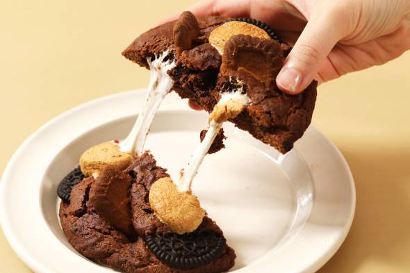 【アメリカンクッキー】直径13センチ、700キロカロリー超も！　巨大クッキー専門店じわり拡大のワケ