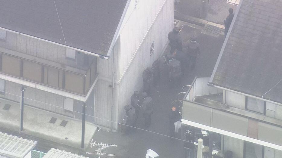 【大阪・枚方市】約14時間立てこもり・・・集合住宅の一室に48歳の男が内縁の妻人質に籠城か　監禁の疑いで男を現行犯逮捕　女性にけがなし