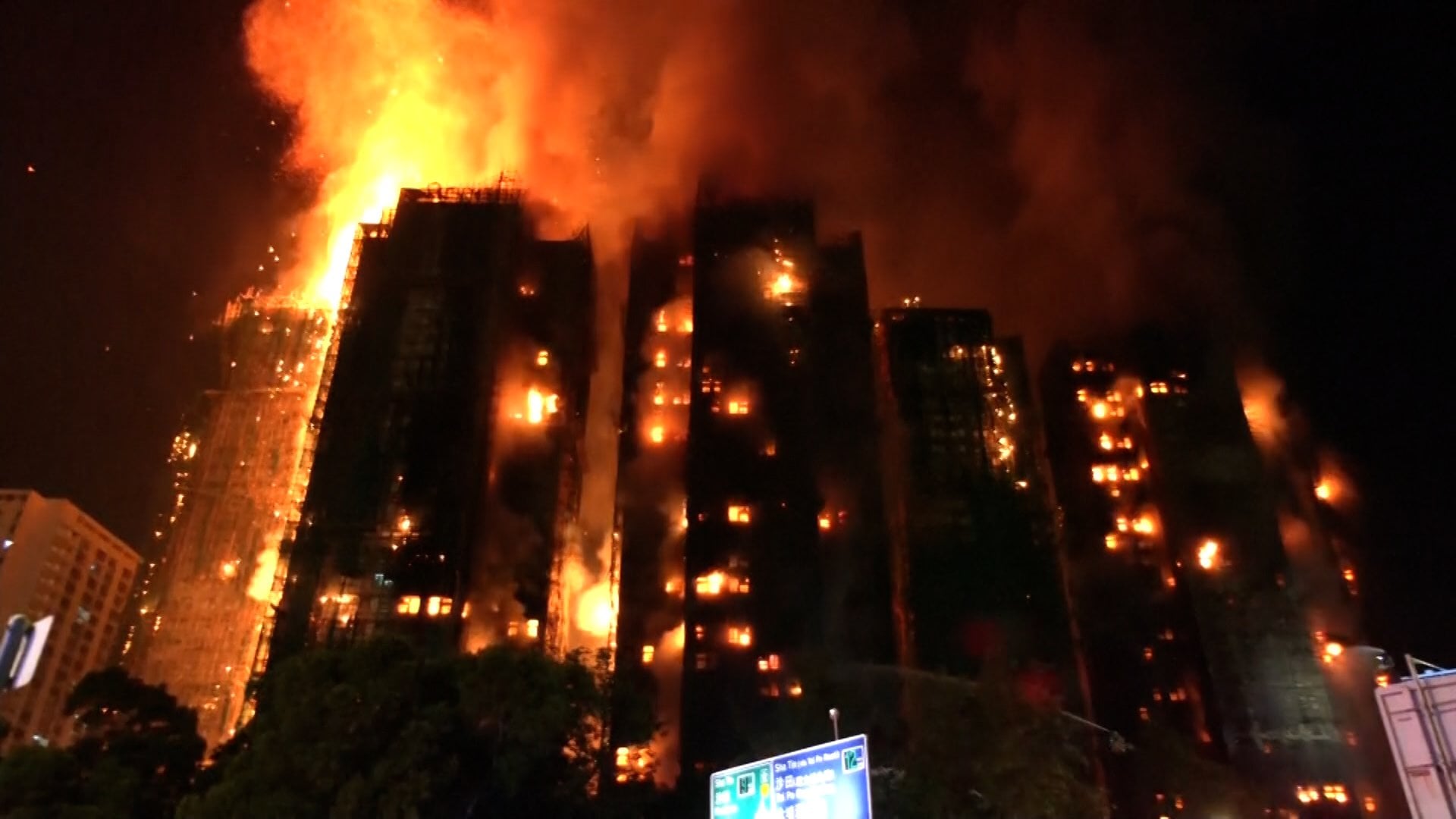 【香港の高層住宅火災で14人死亡】補修工事の竹の足場から火の粉が風で燃え移ったか
