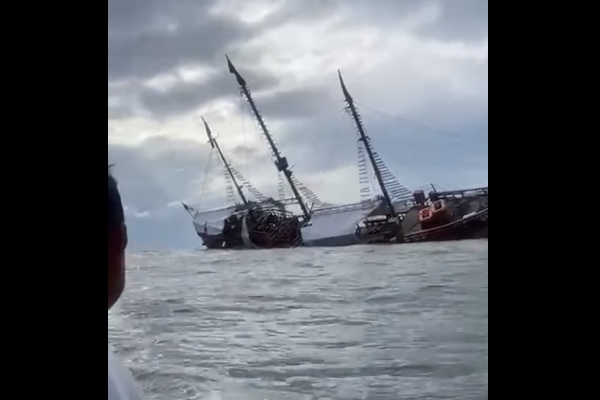 コロンブスのサンタ·マリア号を再現した木造船が、リアルで沈没