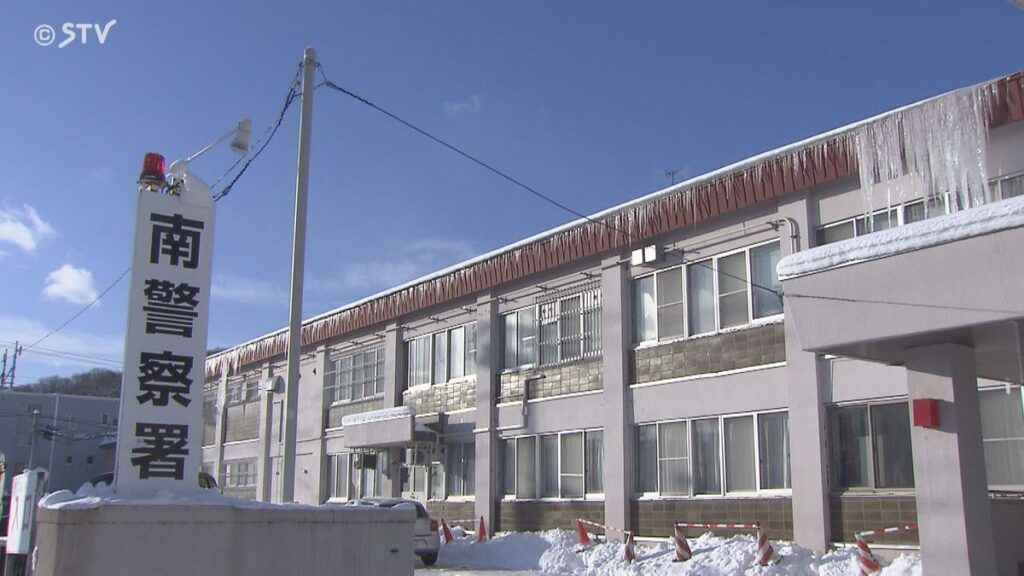 【北海道】「包丁を持っている人がいる」通報受け警察臨場…胸の前で包丁を〝捧げるように〟持つ19歳少年逮捕　札幌市