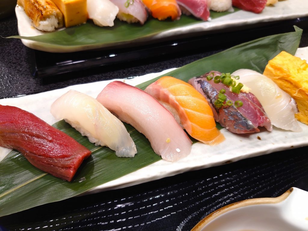 【特集】  少なくとも1950年代には現代のスタイルが普及？寿司ソングから見る昭和の寿司の歴史