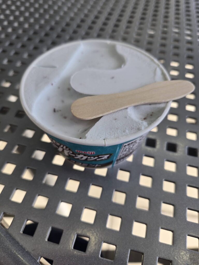 【悲報】アイス用の木のスプーン、どっちが持ち手か分からないと話題に