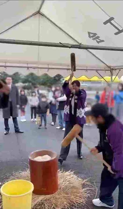 「フルスイングですね」小野田紀美大臣〝ガチすぎる餅つき姿〟に「どえらい馬力」「今年も腰が強すぎ！」の声