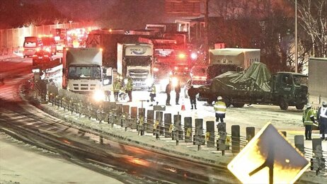 【関越道多重事故】燃えた車から遺体　死者は計2人、絡んだ車は67台に　群馬県みなかみ町