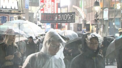 ハロウィーンの東京・渋谷で警察官に暴行の疑い…2人を逮捕 警視庁は早朝まで警戒を続ける
