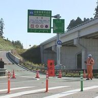 【（・(ｪ)・）】クマとトラックが衝突　三陸道通行止め　現場に子グマとみられる2頭がとどまる　岩手県