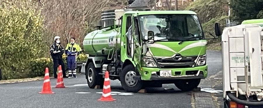 【大分】バキュームカーの下敷きに　男性2人死傷 　通りかかった人から通報　日田市の市道