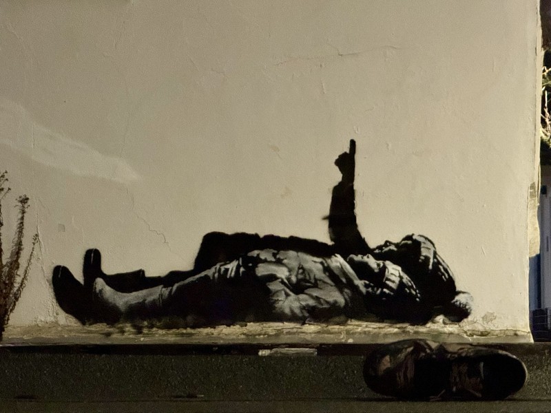 【国際】バンクシーが新作壁画　寝転がる2人の子供　ホームレス問題訴え？