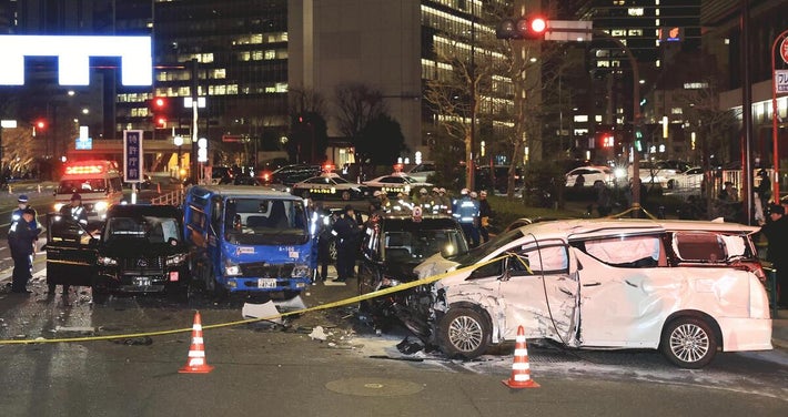 《高市首相ショック》「大物官僚2名」がグシャグシャの公用車の中に…運転手が信号無視で死亡事故起こす 内閣府「担当者が出払っている」