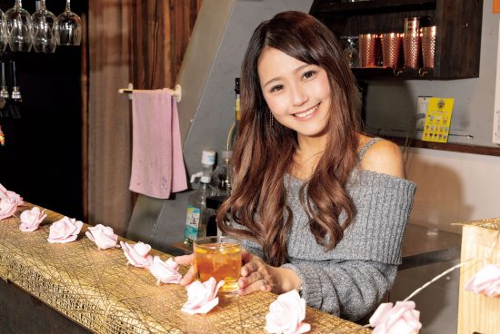 【童顔美熟女】「若すぎる」「20歳にしか見えない」SNSで話題の“奇跡の41歳”を直撃。高校生の娘がいるのに、未成年に間違われることも…