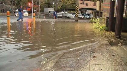 【神奈川】まるで「茶色い川」車通行できず　水道管交換工事でバルブ外れ道路冠水　今後最大2000軒で濁った水　横須賀市