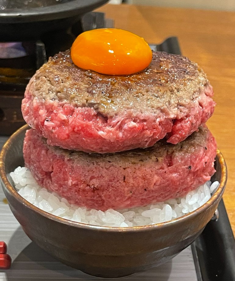 【画像】ホリエモンとうとう生の挽き肉を食べ始める