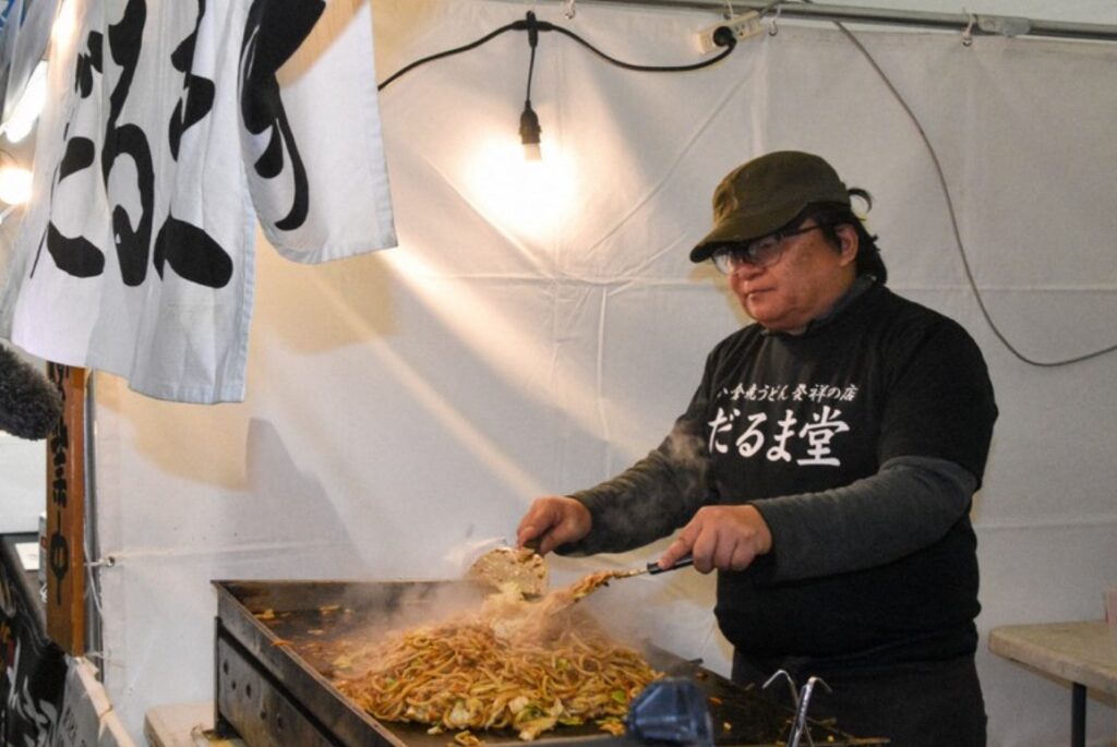 北九州  小倉北区・焼きうどん発祥「だるま堂」、再起誓う　火災後初の実演販売に行列