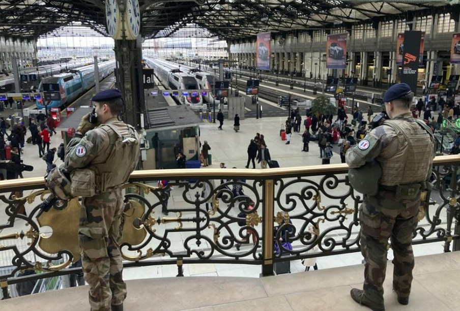 パリの駅で3人刺傷　男逮捕、五輪控え