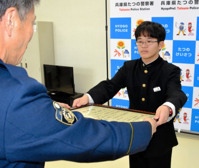 ケータイは親が没収中　そんな高校生の前に、道に迷う高齢者が現れた