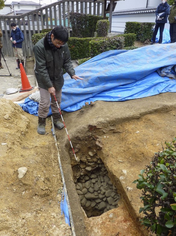 【聖徳太子の弟・来目皇子の墓公開】７世紀前半の塚穴古墳、空堀に排水溝築く　大阪・羽曳野市