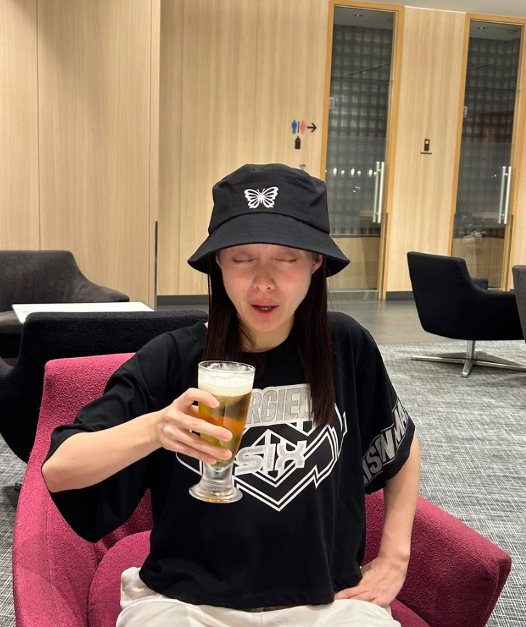 橋本環奈さんが空港のラウンジでビールを飲みながらくつろぐプライベート姿に反響。写真集オフショット他