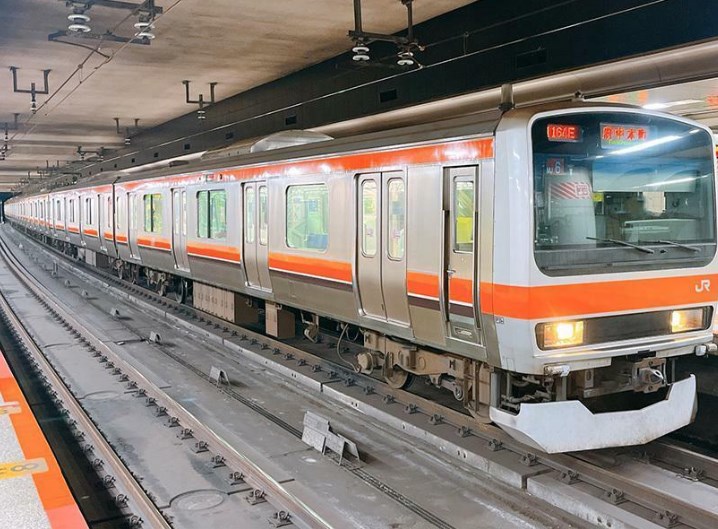 【日本の電車】電車で感じた日本人への疑問　外国人選手が驚いた日本の光景　「なぜ端に座りたがるの？」