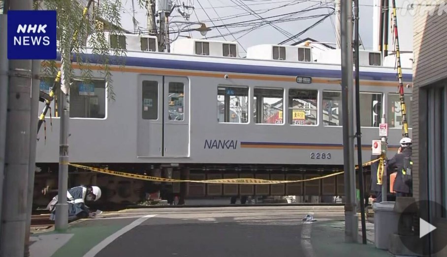 【大阪】 踏切で電車と乗用車が接触 通過直前に遮断機上がったか