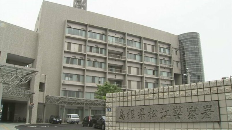 被害者「合意の下で排便を覗いたら第3者に見付かり50万とられた…しかも排便男と第3者は共犯」警察「」