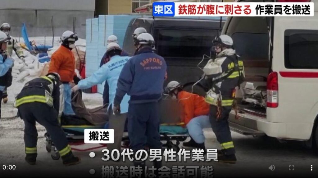 「鉄筋が作業員の腹に刺さった」工事現場で足を滑らせ…30代の男性が病院へ搬送　救急隊到着前に自ら鉄筋を抜き、会話できる状態