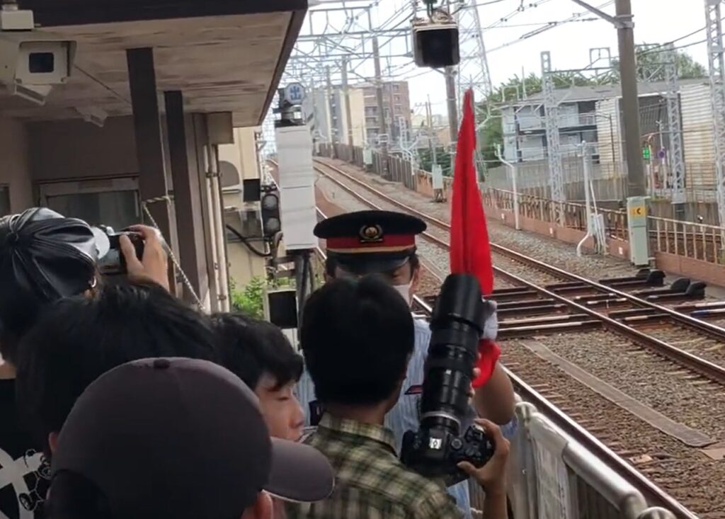 【悲報】駅員さん、また撮り鉄さんの撮影をジャマしてしまう！！！