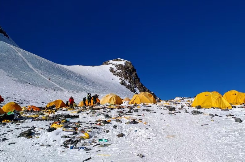 エベレスト、登山者の排泄物持ち帰りを義務化　「山が臭い始めた」