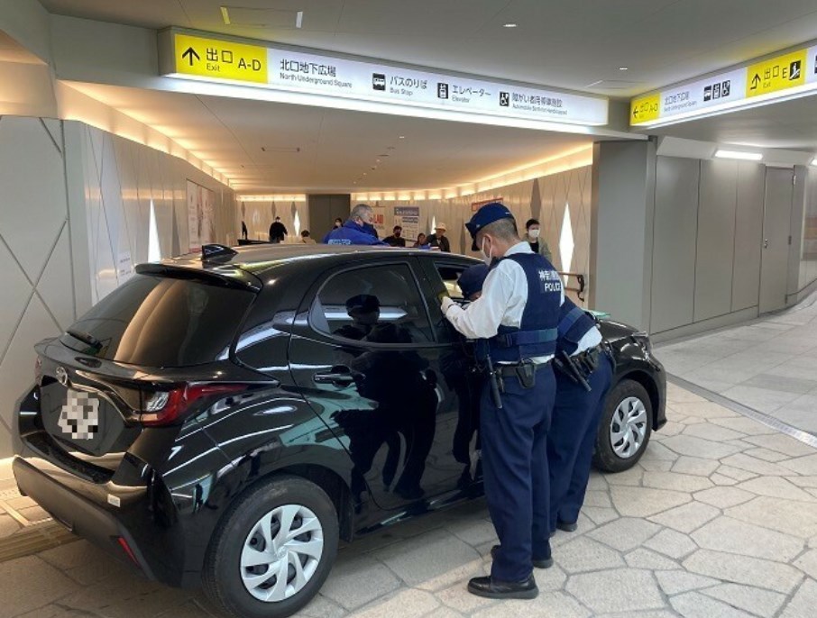 【神奈川】藤沢駅地下通路に乗用車が誤進入…一時騒然　７０代女性運転、混雑時間帯にけが人なし「奇跡的」