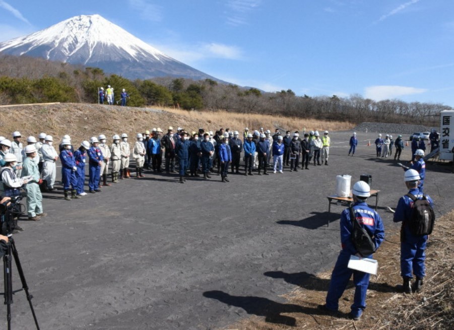 【富士山】火山灰敷いた坂道上れる? …富士山噴火想定、さまざまな出動車両が走行体験