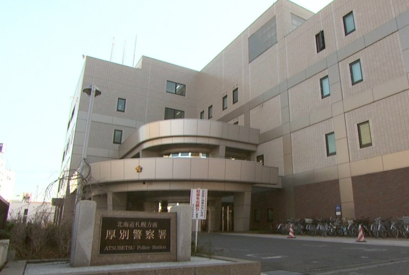 “男子高校生３人”が金欲しさに強盗傷害 公園にいた男性会社員からリュックサックなどを奪おうと暴行した疑い 男性は目や手を負傷