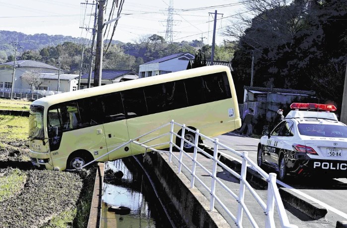 佐賀・玄海町のコミュニティーバス、ガードパイプ突き破り道路脇へ転落