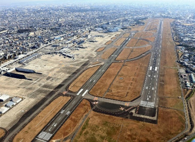 【飛行機】伊丹空港で管制官が誤って着陸許可、離陸機いる滑走路に